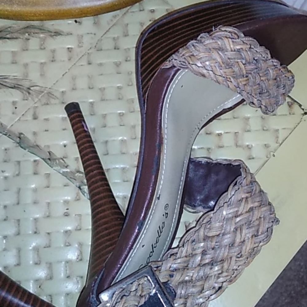 Heels - Picture 2 of 3